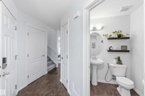 Kitchen - 7 Catalina Co, Fort Saskatchewan, AB T8L0E9 Photo 3