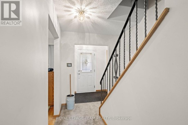Bedroom 3 - 7 Centrepark Drive, Ottawa, ON K1B3C2 Photo 3
