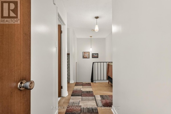 Living room - 7 Charkay Street, Ottawa, ON K2E5N5 Photo 4