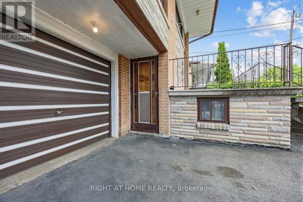 Living room - 7 Daystrom Drive, Toronto, ON M9M2A8 Photo 3