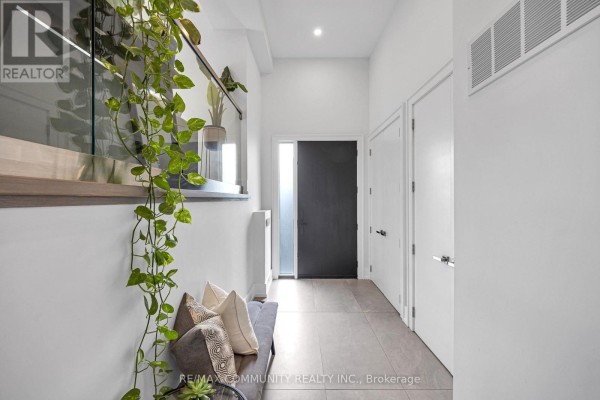 Kitchen - 7 Derwyn Road, Toronto, ON M4J4M7 Photo 4