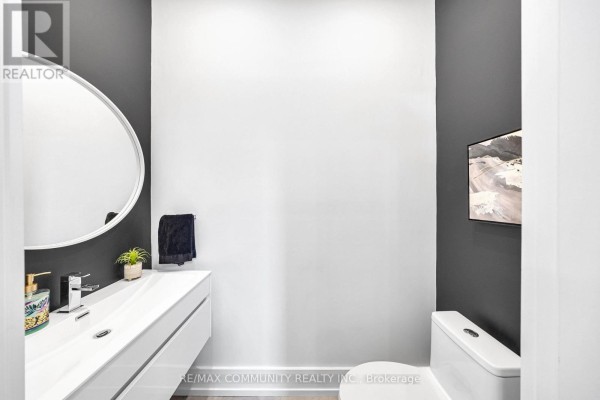 Family room - 7 Derwyn Road, Toronto, ON M4J4M7 Photo 5