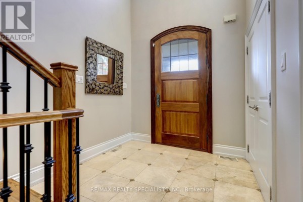Kitchen - 7 Fairlin Drive, Toronto, ON M9B4J1 Photo 3