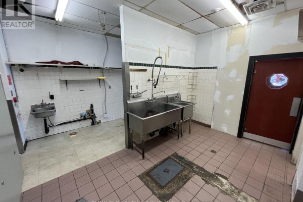 7 Front Street E, Strathroy Caradoc, ON N7G1Y4 Photo 4