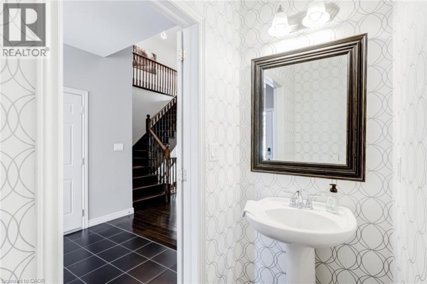 4pc Bathroom - 7 Kinsman Drive, Binbrook, ON L0R1C0 Photo 5