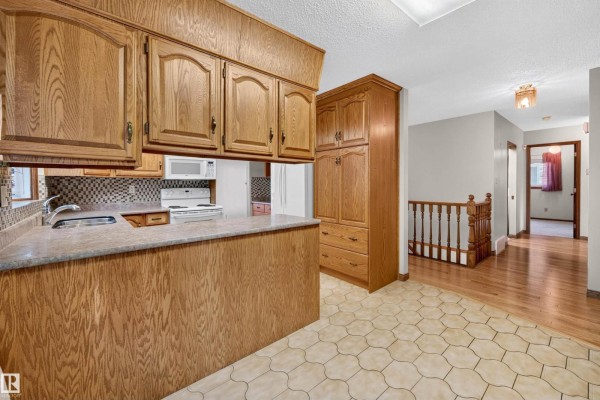 Kitchen - 7 Langholm Dr, St  Albert, AB T8N3M7 Photo 3