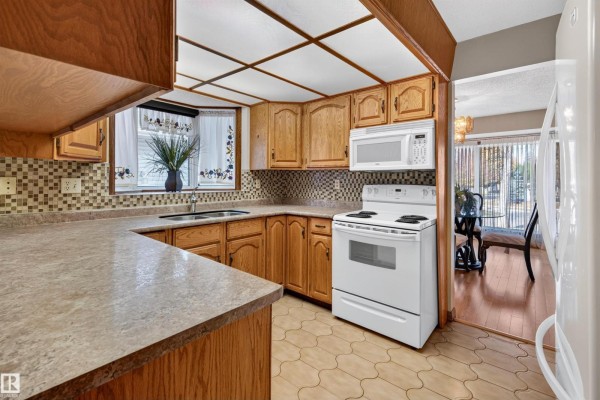Family room - 7 Langholm Dr, St  Albert, AB T8N3M7 Photo 4