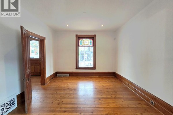7 Ontario Street, Grimsby, ON L3M3G8 Photo 4