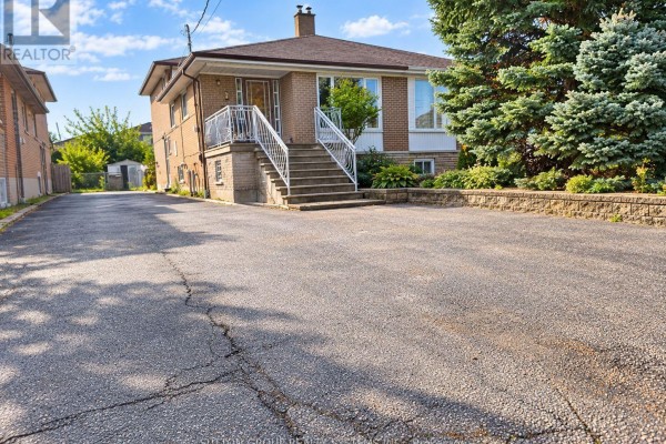 7 Pecan Court, Toronto, ON M3L1R6 Photo 2