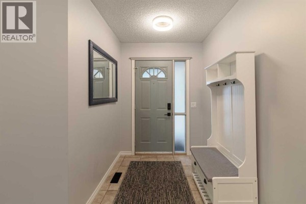 Living room - 7 Richelieu Court Sw, Calgary, AB T3E7E9 Photo 2