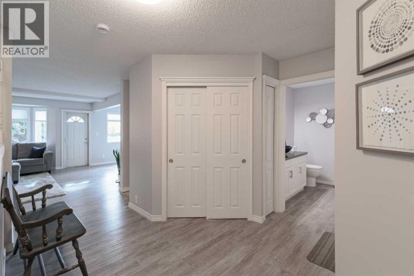 Kitchen - 7 Richelieu Court Sw, Calgary, AB T3E7E9 Photo 4