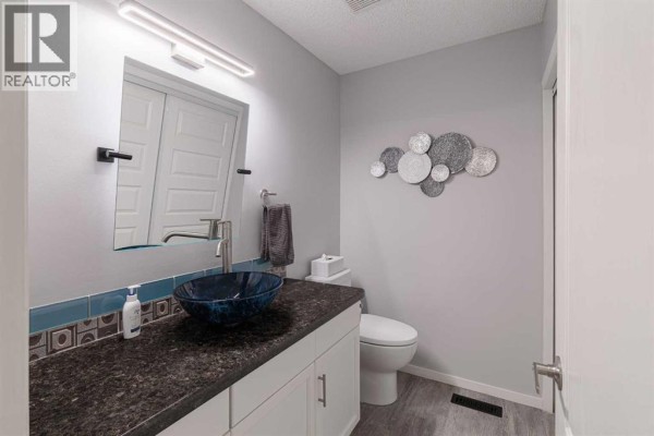 2pc Bathroom - 7 Richelieu Court Sw, Calgary, AB T3E7E9 Photo 5