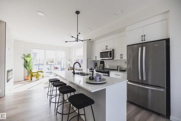 Kitchen - 7 Roseburn Trail, Fort Saskatchewan, AB T8L0A0 Photo 3