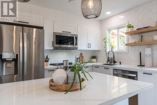Kitchen - 7 Trent Avenue, Toronto, ON M4C5C6 Photo 3