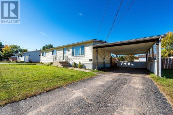 Living room - 7 William Street, Petawawa, ON K8H2K3 Photo 2
