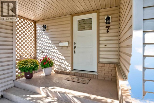 Eat in kitchen - 7 Woodbrook Way Sw, Calgary, AB T2W4J7 Photo 3