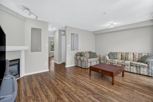 70 20760 Duncan Way, Langley, BC V3A9J6 Photo 5