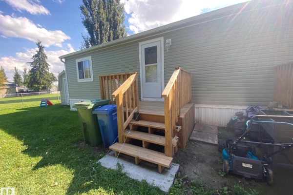 Bedroom 2 - 70 4202-45 St, Wetaskiwin, AB T9A2L3 Photo 4