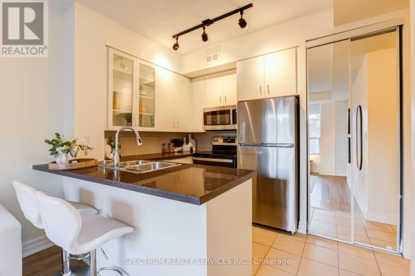 70 Alexander Street, Toronto, ON M4Y3B6 Photo 4