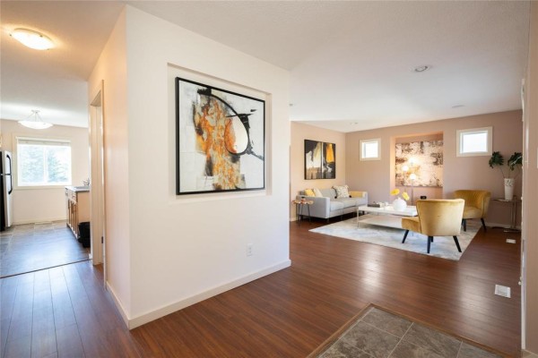 Mud room - 70 Bridgeland Drive N, Winnipeg, MB R3Y0B6 Photo 4