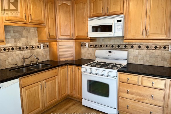 Kitchen - 70 Carisbrooke Court, Brampton, ON L6S3K1 Photo 3