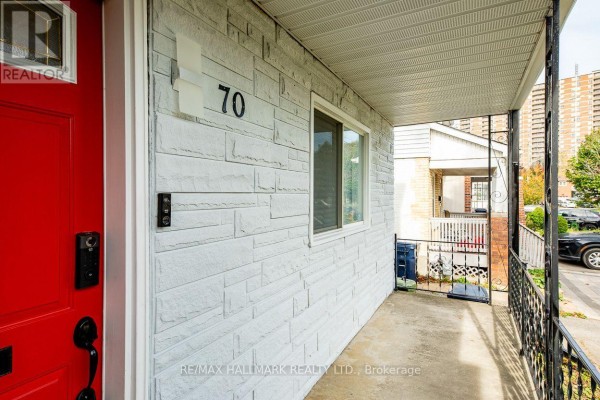 Dining room - 70 Madelaine Avenue, Toronto, ON M1L2X7 Photo 2