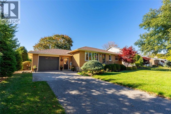 4pc Bathroom - 700 Centennial Street, Plympton Wyoming, ON N0N1T0 Photo 2