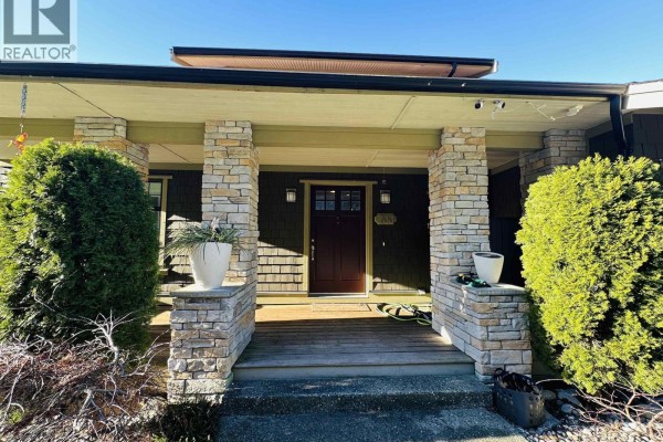 700 Ocean Crest Drive, Furry Creek, BC V8B1A3 Photo 2
