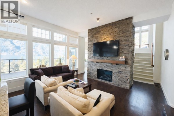 700 Ocean Crest Drive, Furry Creek, BC V8B1A3 Photo 3