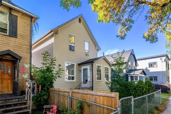 Kitchen - 700 Simcoe Street, Winnipeg, MB R3E2C1 Photo 2