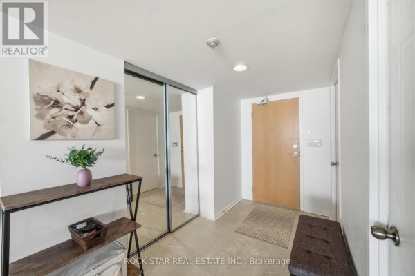 Kitchen - 701 - 5 Kenneth Avenue, Toronto, ON M2N6M7 Photo 3