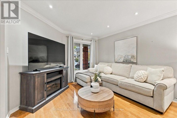 Living room - 701 Cowan Circle, Pickering, ON L1W3K6 Photo 3