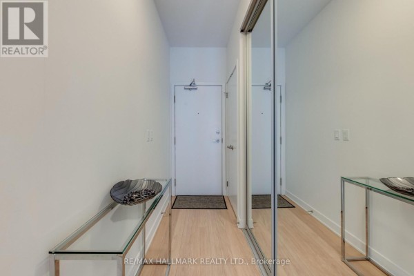 Living room - 702 - 32 Camden Street, Toronto, ON M5V1V1 Photo 3