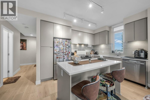 702 8725 University Crescent, Burnaby, BC V5A4Y8 Photo 2