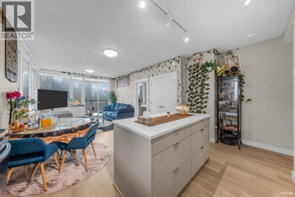 702 8725 University Crescent, Burnaby, BC V5A4Y8 Photo 3