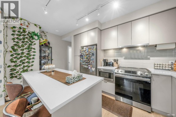702 8725 University Crescent, Burnaby, BC V5A4Y8 Photo 4