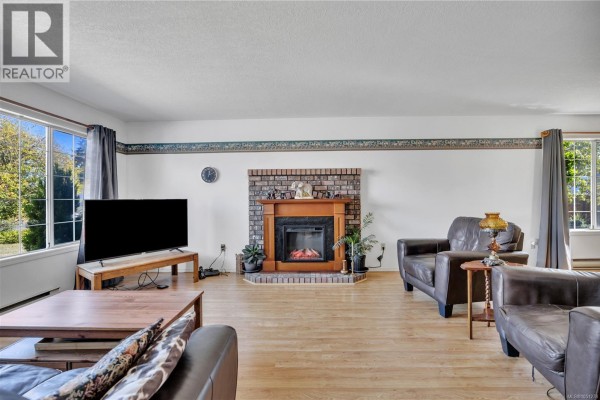 702 Forsyth Ave, Parksville, BC, photo 2