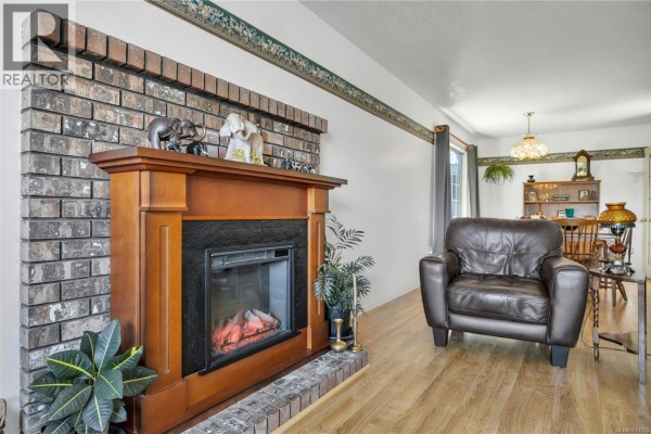 Living room - 702 Forsyth Ave, Parksville, BC V9P1E7 Photo 4