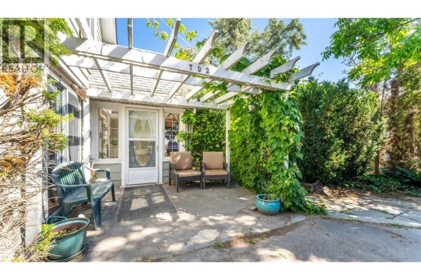 Full bathroom - 702 Ibbitson Street, Creston, BC V0B1G4 Photo 4