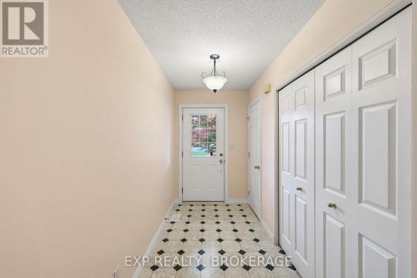 702 Maclean Court, Kingston), ON K7K7L8 Photo 4