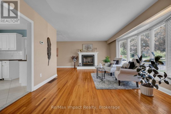 Dining room - 702 Westdale Court, Oshawa, ON L1J5B5 Photo 4