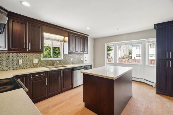 7021 143a Street, Surrey, BC V3W0X5 Photo 2