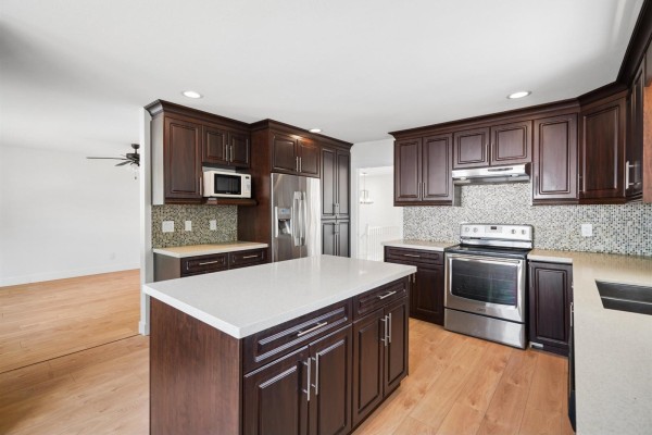 7021 143a Street, Surrey, BC V3W0X5 Photo 4