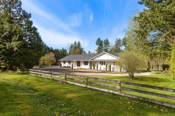 7025 Hesslea Crescent, Abbotsford, BC V4X2C2 Photo 2