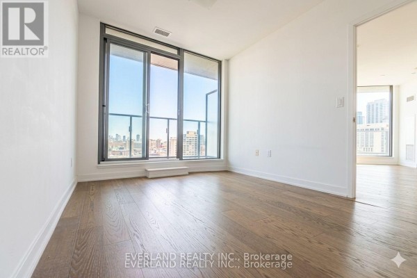 703 - 11 Wellesley Street W, Toronto, ON M4Y1E8 Photo 4