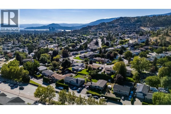 Full bathroom - 703 Glenburn Street, Kelowna, BC V1Y4G4 Photo 5