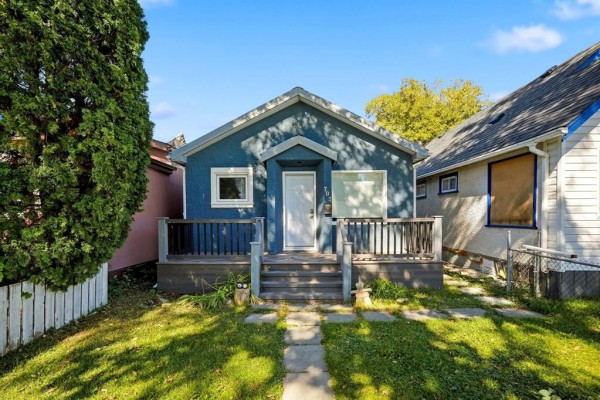 703 Lorette Avenue, Winnipeg