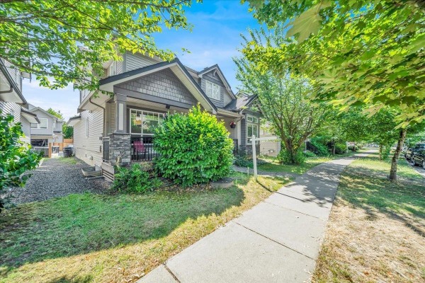 7032 195a Street, Surrey, BC V4N5Z2 Photo 2