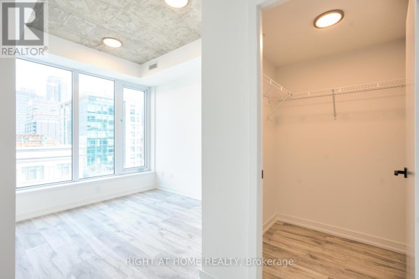704 - 2 Augusta Avenue, Toronto, ON M5V0T3 Photo 5