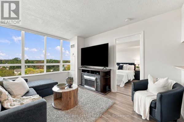 Living room - 705 - 1200 The Esplanade N, Pickering, ON L1V6V3 Photo 2